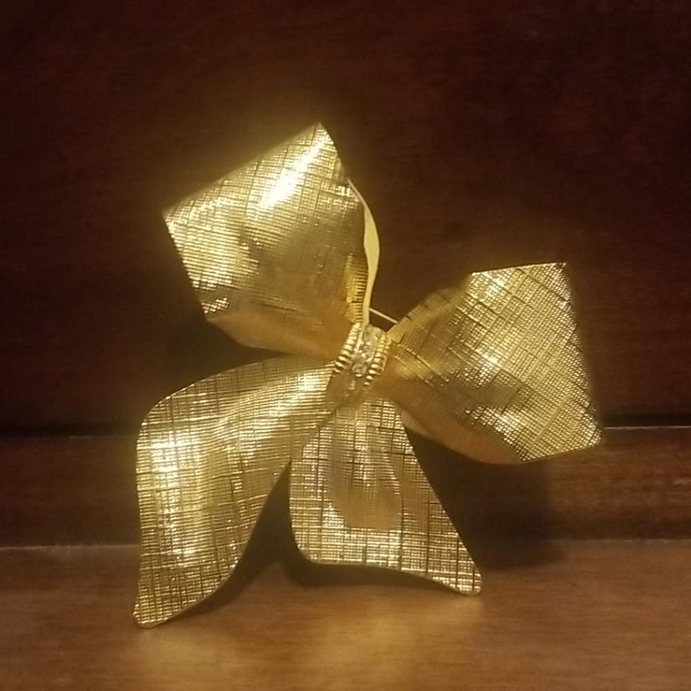 Gold tone brooch PM 1107